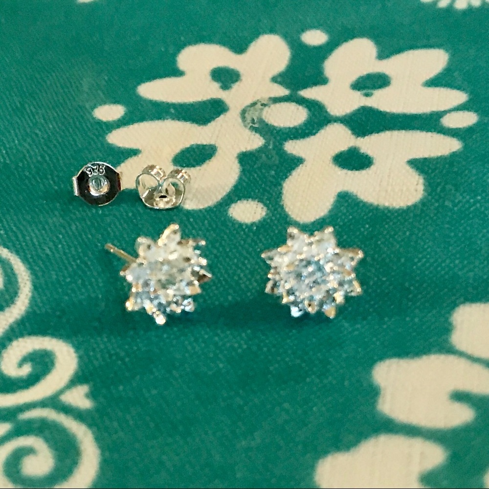 NEW!💙💎LOTUS! SO ADORABLE!💎💙SILVER PLATED STUDS - Picture 2 of 13